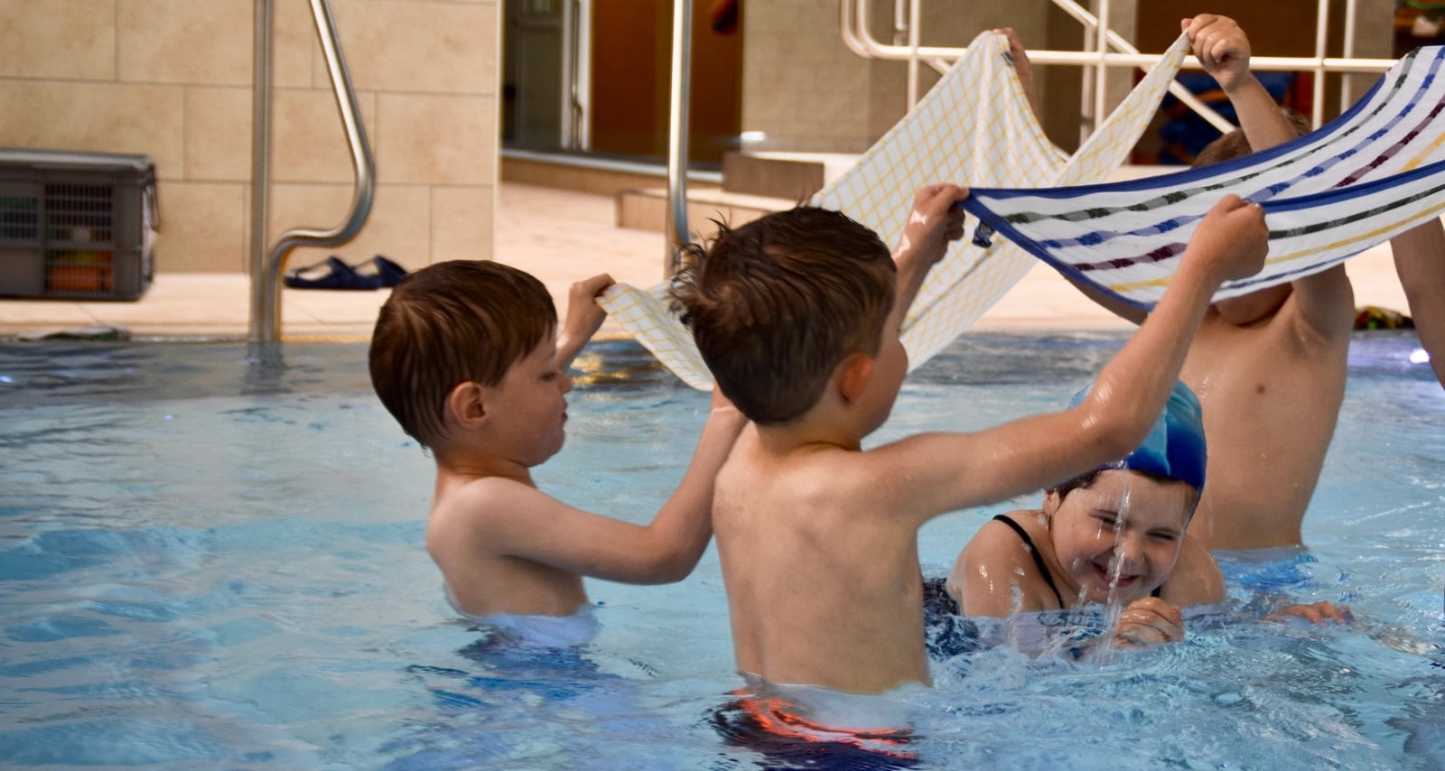 Kinder beim Wassergewöhnungskurs im Lehrschwimmbecken der Aquarena